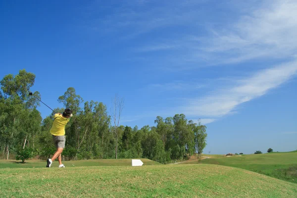 Man plays golf on green field — Stock Photo, Image