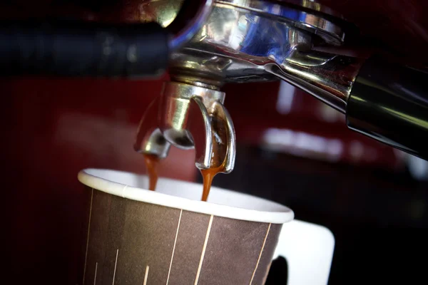 Nahaufnahme gemahlener Kaffeebohnen in Kaffeemaschine — Stockfoto