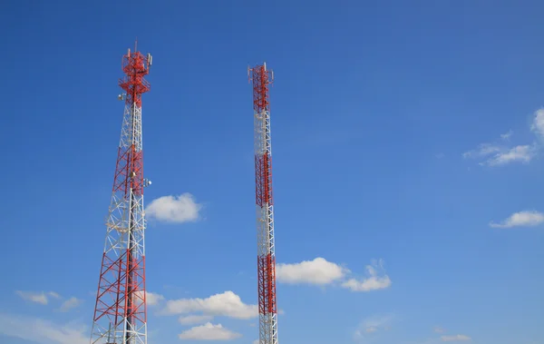 Antenn tower och blå himmel — Stockfoto