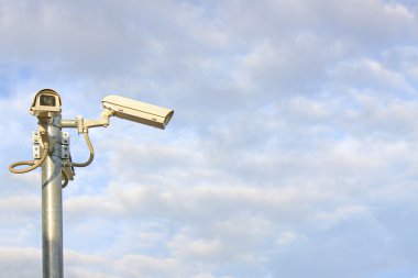 CCTV kamera ve mavi gökyüzü beyaz bulutlar