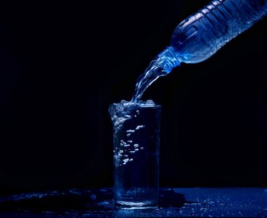 siyah arka plan ile içme suyu cam