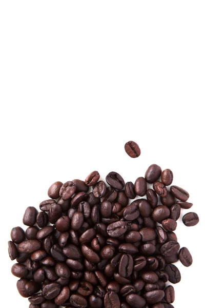 Grupo de semillas de café asado sobre fondo blanco — Foto de Stock
