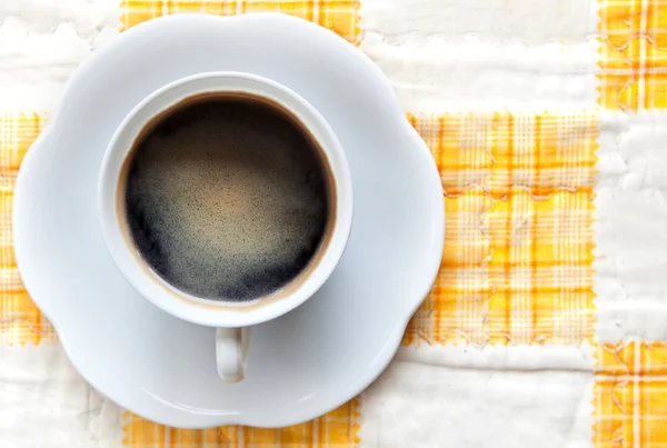 Warme koffie in witte kop bovenaanzicht — Stockfoto