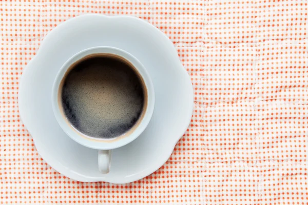 Heißer Kaffee in weißer Tasse Draufsicht — Stockfoto