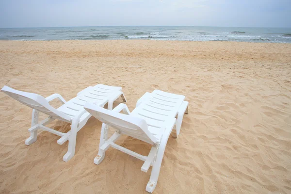 Cadeiras de praia na costa do mar — Fotografia de Stock