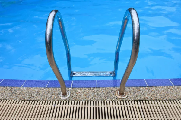 Bazén úchyt s modrou vodou — Stock fotografie