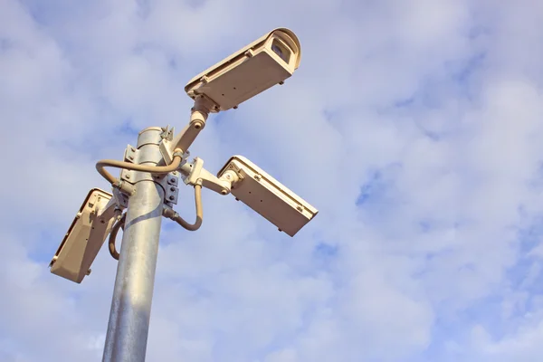 CCTV camera en blauwe hemel witte wolken — Stockfoto