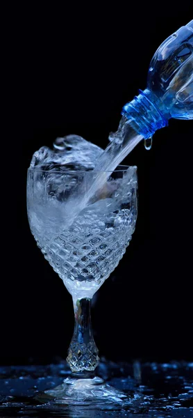 Bicchiere di acqua potabile con sfondo nero — Foto Stock