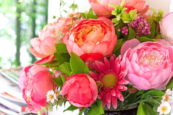 Buquê de flores organizar para a decoração em casa — Fotografia de Stock