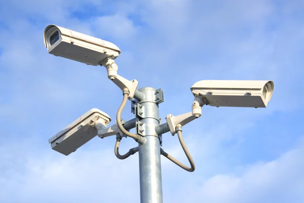 CCTV camera en blauwe hemel witte wolken Stockfoto