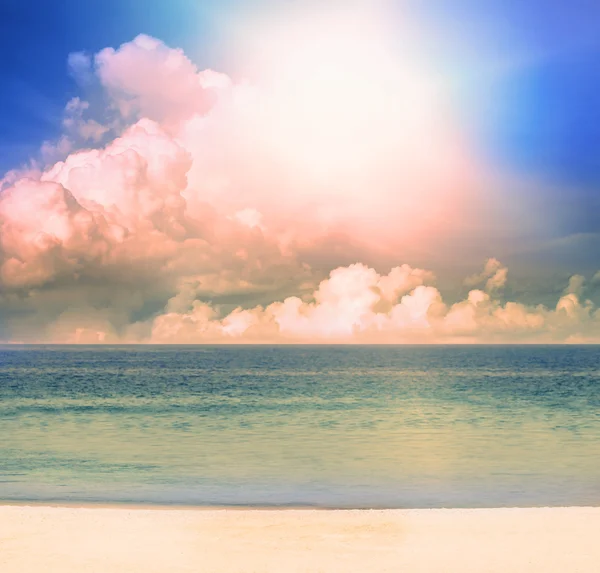 Beach and blue sky in cloudy day — Stock Photo, Image