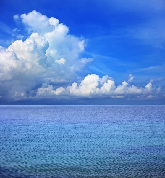 Blue sky white clouds and sea water use as natural bakcground — Stock Photo, Image