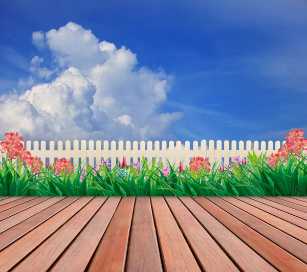 Terrazza in legno con albero pianta recinzione uso come sfondo — Foto Stock
