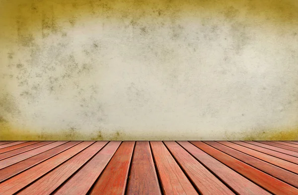 Teras kayu dengan pagar pohon digunakan sebagai latar belakang — Stok Foto
