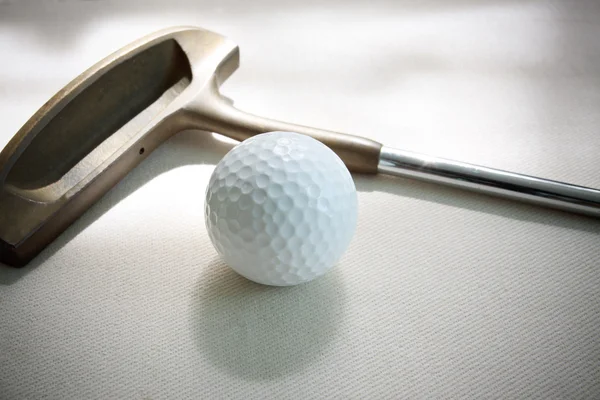 Μπάλα του γκολφ και το πράσινο γρασίδι με εξοπλισμό — Φωτογραφία Αρχείου