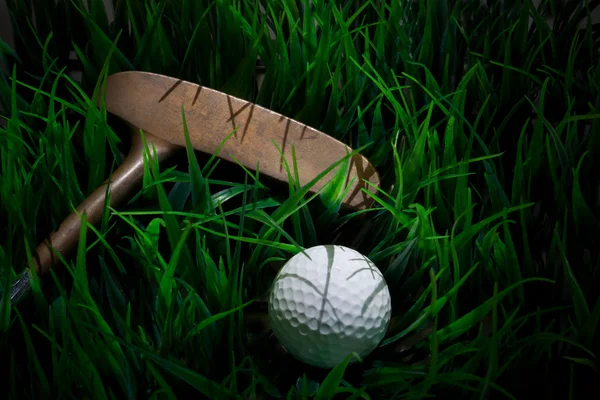 Bola de golfe na grama verde com putter e motorista — Fotografia de Stock