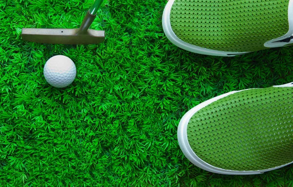 Golfbal en groen gras met apparatuur — Stockfoto