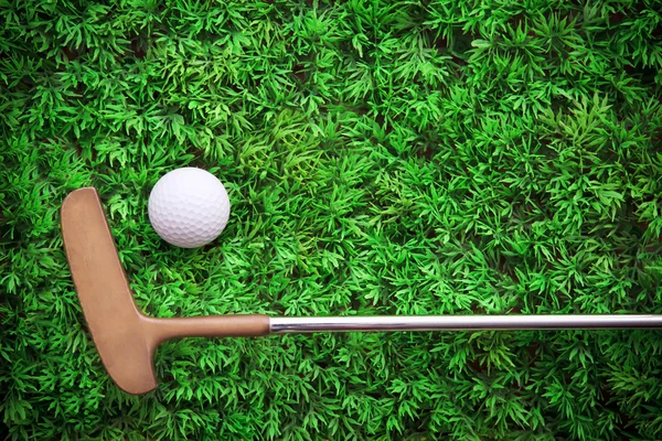 Bola de golfe na grama verde com putter e motorista — Fotografia de Stock