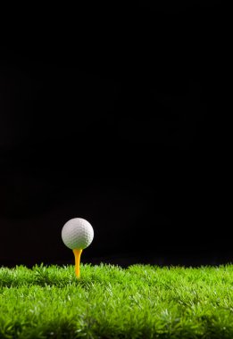 Golf top putter ve sürücü yeşil çimenlerin üzerinde
