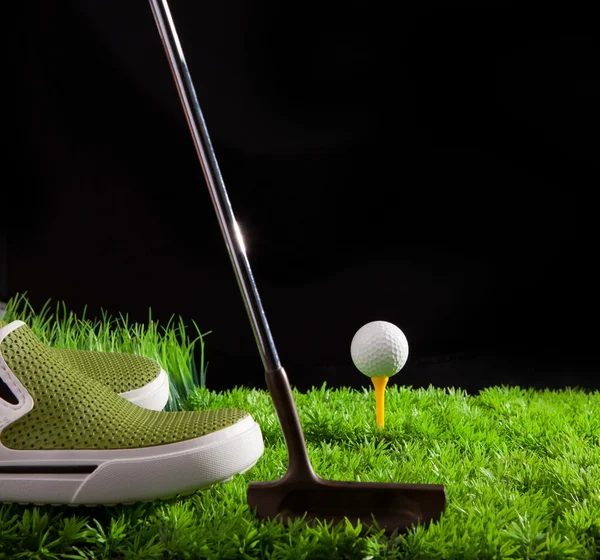 Bola de golfe na grama verde com putter e motorista — Fotografia de Stock