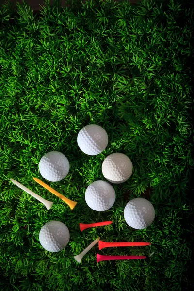 Jogador de bola de golfe e grama verde com equipamento — Fotografia de Stock