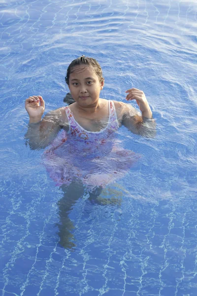 Asiática chica en azul piscina de agua —  Fotos de Stock