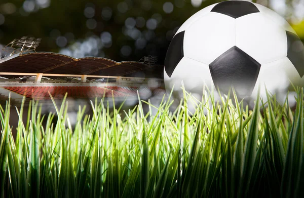 Voetbal voetbal op groen grasveld van stadion — Stockfoto