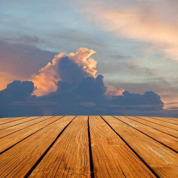 Terrasse en bois perspective au ciel — Photo