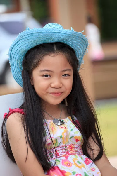 Hermosa chica asiática en un sombrero en su cabeza sonriendo —  Fotos de Stock