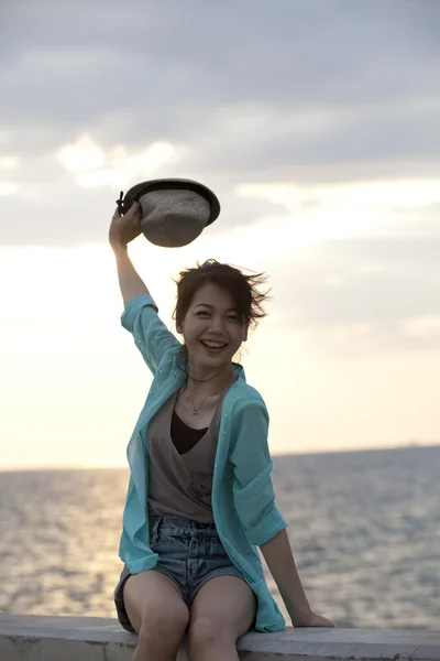 Эмоции счастья девушки на берегу моря — стоковое фото