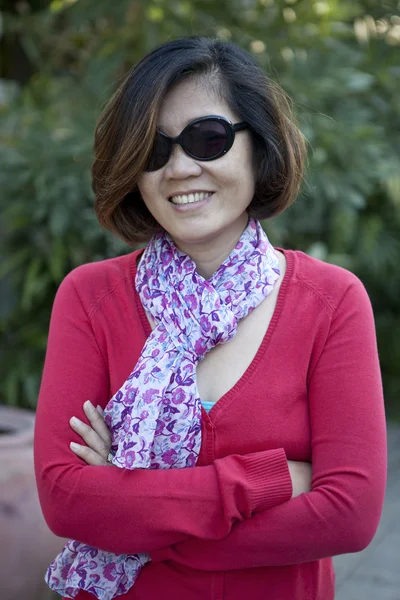 Asiatische Frau mit Sonnenbrille — Stockfoto