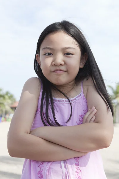 亚洲女孩在公园里摆姿势的长头发 — 图库照片
