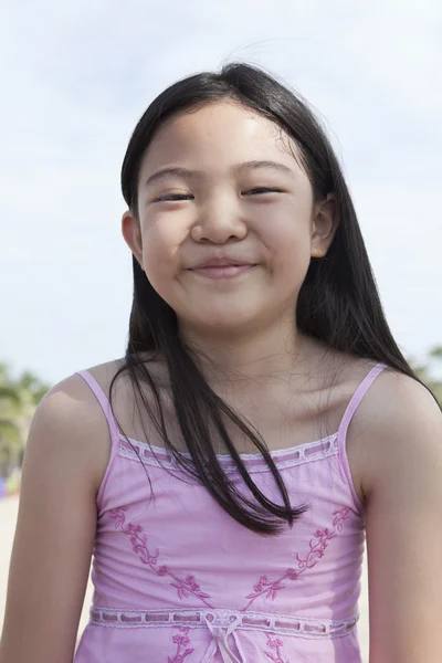 Aziatisch meisje met lange haren die zich voordeed in het park — Stockfoto