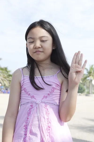 Asiatisk tjej visar finger agerar symboler — Stockfoto