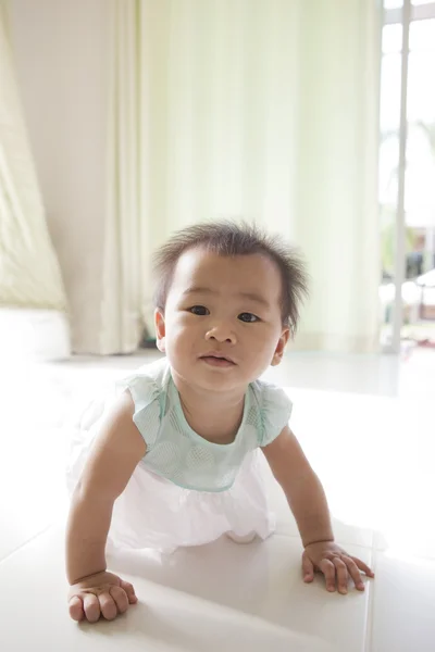 Face of asian baby 10 month aged crawling in living room — Stock Photo, Image