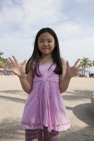 Asiatische Mädchen zeigen Finger handelnde Symbole — Stockfoto