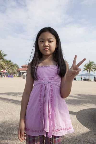 Asiatisk tjej visar finger agerar symboler — Stockfoto