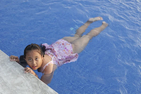 亚洲女孩在游泳池里游泳 — 图库照片