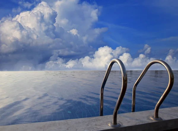 Bel cielo su tempo crepuscolare a piscina — Foto Stock