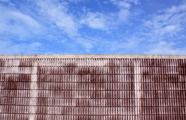 Wall against blue sky — Stock Photo, Image