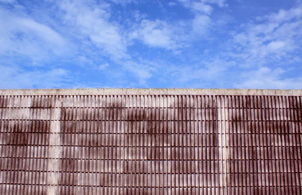 Pared contra cielo azul —  Fotos de Stock