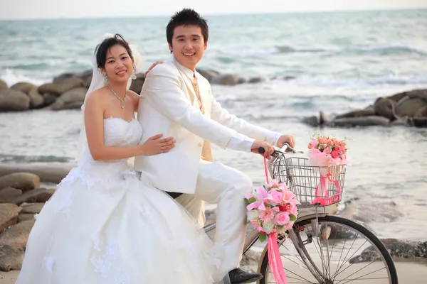 Par ung man och kvinna i bröllop passar ridiing gammal cykel — Stockfoto