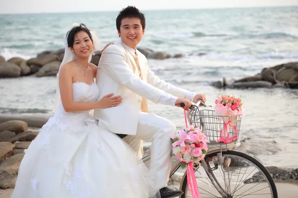 Couple of young man and woman in wedding suit ridiing old bicycle — Stock Photo, Image