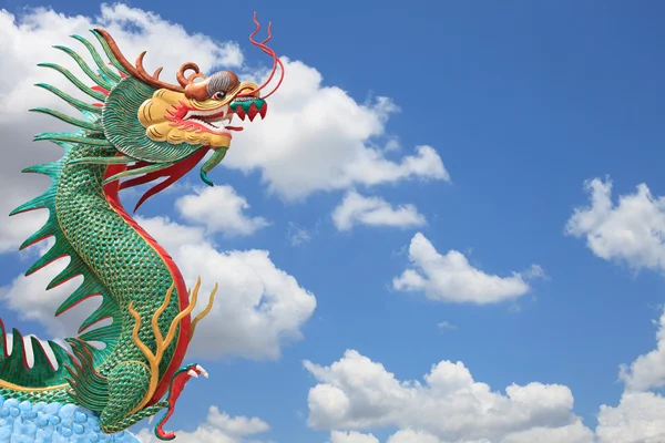 Gesicht des chinesischen Drachen mit blauem Himmel — Stockfoto