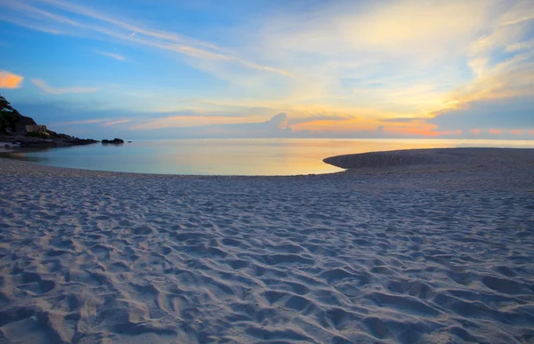 Havet scen och färgglada himmel i thailand — Stockfoto