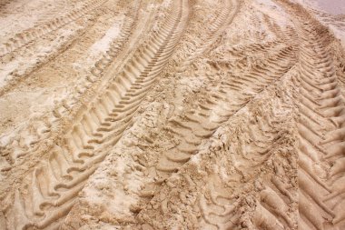 kum plaj doğa arka plan olarak kullanmak üzere desen traktörün tekerinin basılır