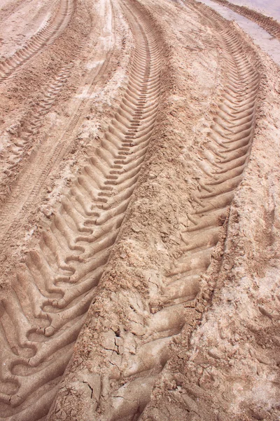 Pattern of tractor wheel printed on sand beach use as nature background — Stock Photo, Image