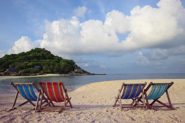 Quatre chaises en bois plage au bord de la mer — Photo