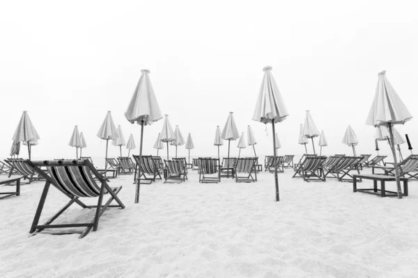 Sillas de playa y sombrilla en la playa de arena — Foto de Stock