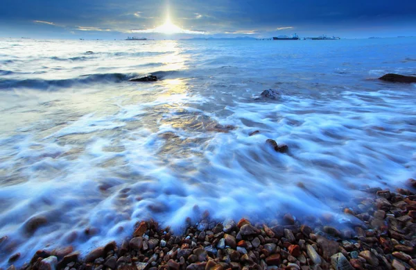 Ciel coloré en soirée à la plage de la mer couleur originale — Photo